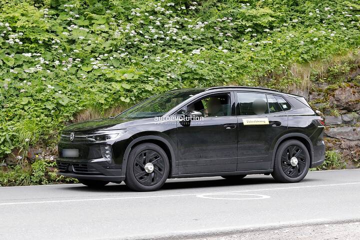 first-ever-volkswagen-id-tiguan-spied-ahead-of-its-us-launch-for-the-2027-newcarscoops_5