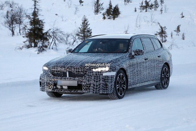 2024-bmw-i5-joining-its-gas-guzzling-brethren-with-electric-power_7