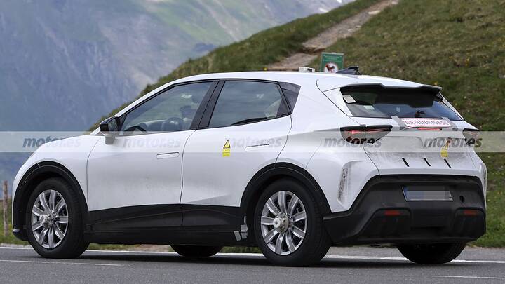 El nuevo CUPRA Raval calienta motores en los Alpes, el eléctrico español reaparece y deja ver nuevos detalles 12