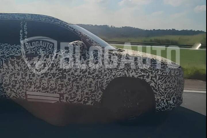 Toyota-Corolla-Cross-Pickup-newcarscoops-Brazil-2 image