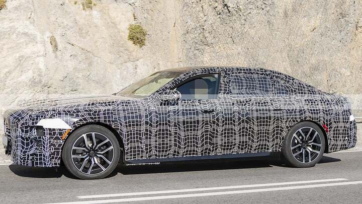 El nuevo BMW Serie 7 2026 se deja ver en nuevas fotos espía… y sí, los faros finos y polémicos siguen ahí 8