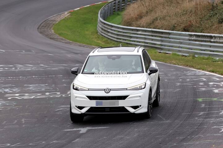 2027-volkswagen-t-roc-r-drops-camo-at-the-nurburgring-looks-ready-for-unveiling_2
