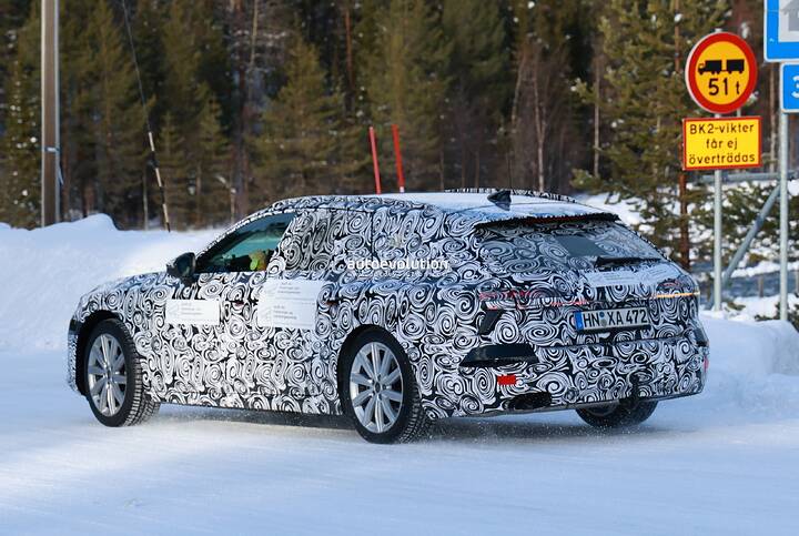2025-audi-a7-avant-kicks-up-snow-during-cold-weather-testing_10