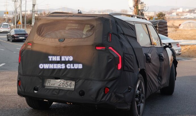 spy shots of the Kia EV9