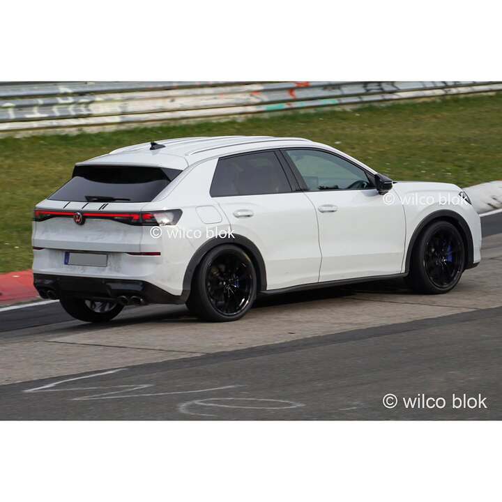 2027 Volkswagen T-Roc R spotted newcarscoops-054ceb71-07b7-43bc-a516-5a51c291e724