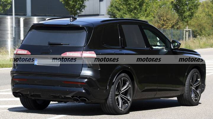 The new 2026 Audi SQ7 shows off its new camouflage in these spy photos, its debut is getting closer.