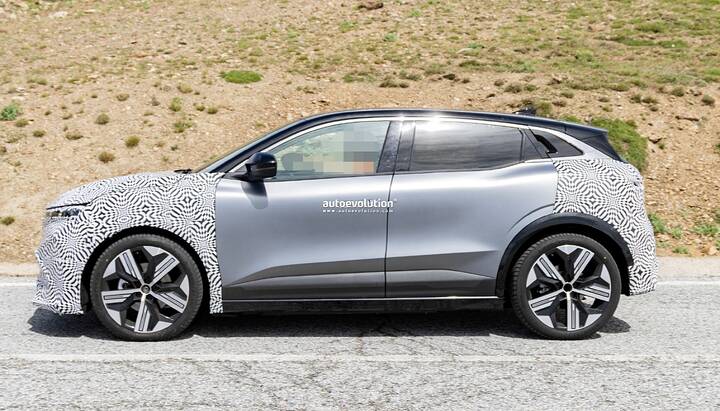 2026-renault-megane-e-tech-electric-spied-hiding-its-restyled-face-new-batteries-incoming_7
