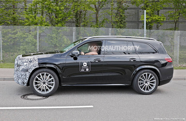 2027-mercedes-benz-maybach-gls-class-facelift-spy-shots--photo-credit-baldauf_100927714_h