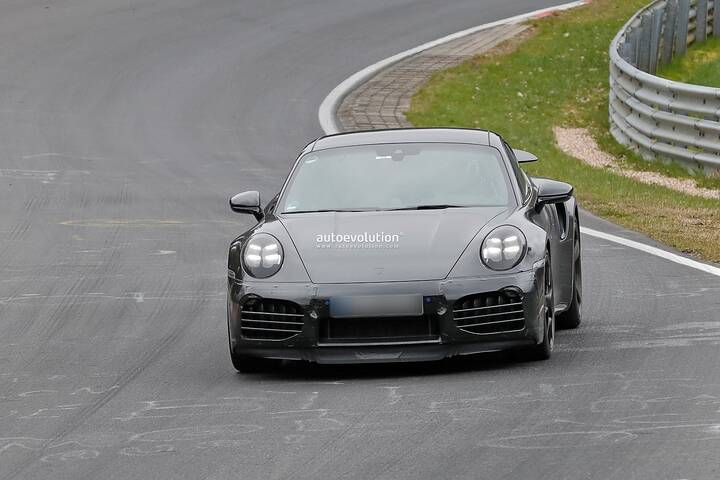 2025-porsche-911-spied-with-minimal-camouflage-will-debut-summer-2024_21