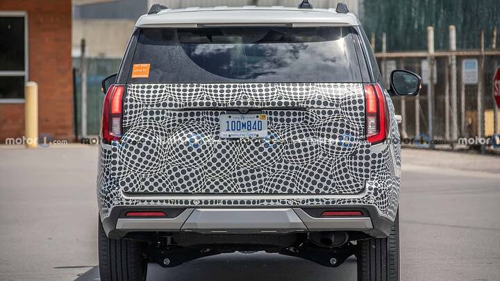 2025-ford-expedition-rear-view-spy-photo (7)