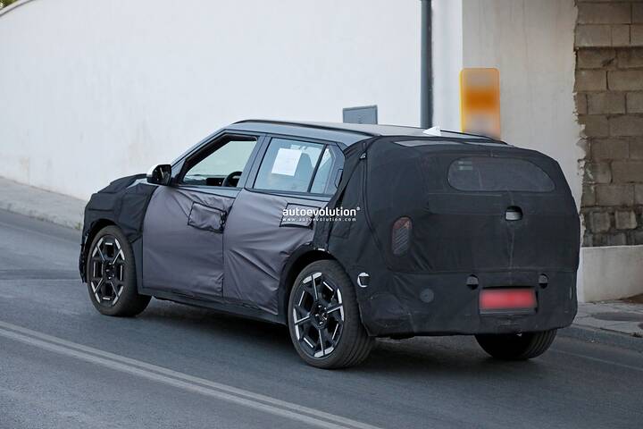 2026-kia-ev3-gt-spied-with-lime-green-brake-calipers_15