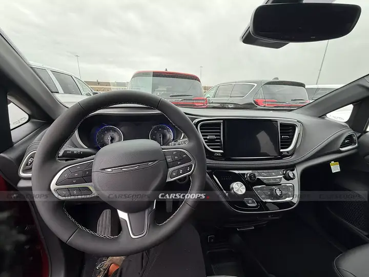 2027-Chrysler-Pacifica--newcarscoops_005-2048x1536