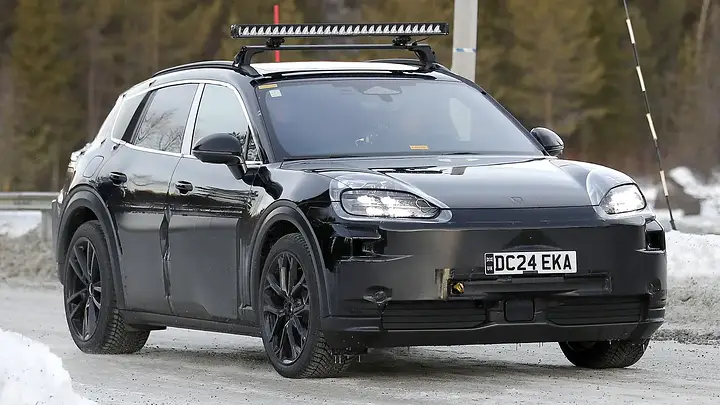 Bentley SUV EV Mule - front 3_4_q7i3k3
