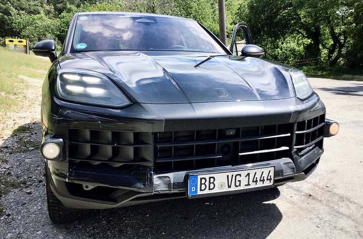 Best views 2027 Porsche Cayenne Coupe Facelift with new aero wheels #carspy #carspyshots #spyshots #erwischt  #erlkönig #ınstacar #carsoinstagram #carporn #carspotting #carspotter #porsche #porschecayenne #cayennecoupe #autogestop #pr (1)