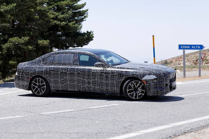 imgi_41_2027-bmw-7-series-facelift-captured-flaunting-production-lights_8