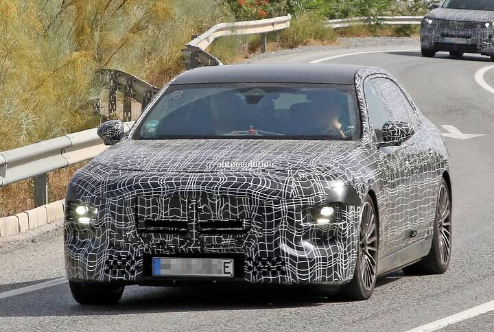 2027-bmw-7-series-lci-spied-with-revised-front-lighting-system-rear-light-bar_13