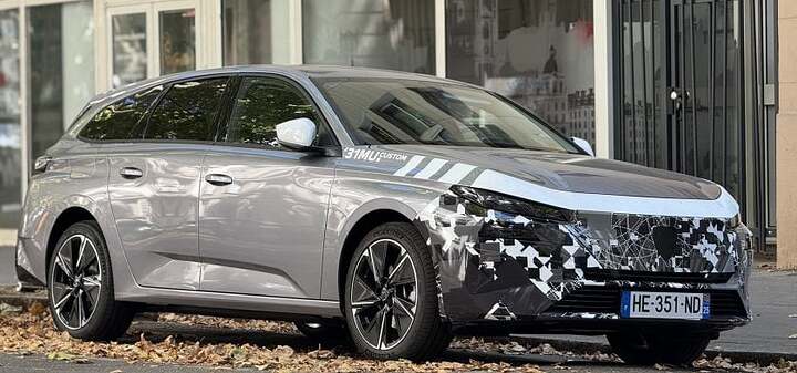 Este prototipo del Peugeot 308 fue rediseñado y capturado por un fotógrafo aficionado, quien fue autografiado por Sylvain Ph en las redes sociales.