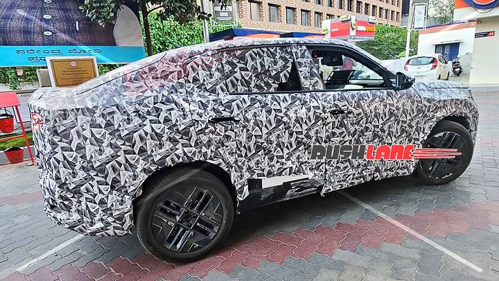 New-Fiat-F2X-Fastback-SUV-Spied-In-India-newcarscoops-8