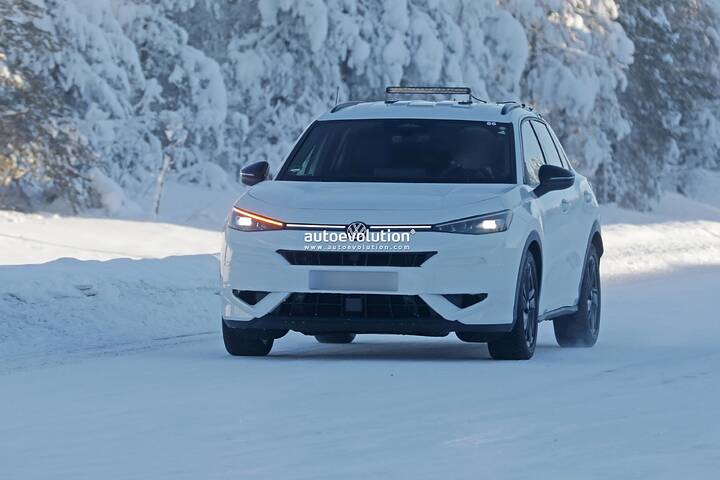 imgi_53_2027-volkswagen-t-roc-r-spied-packing-golf-r-thrills_13