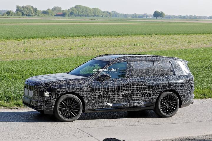 2028-bmw-x7-spied-flaunting-quad-tailpipes-could-it-be-packing-v8-muscle_8