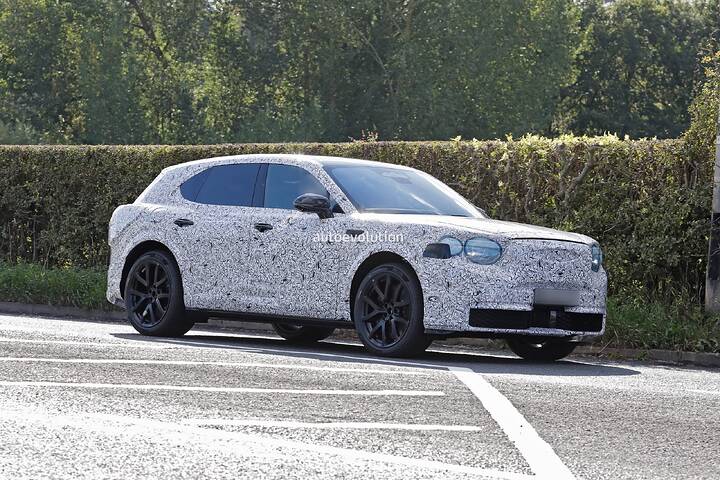 imgi_80_bentley-s-urban-ev-identifies-as-a-smaller-bentayga-in-new-spy-shots_25