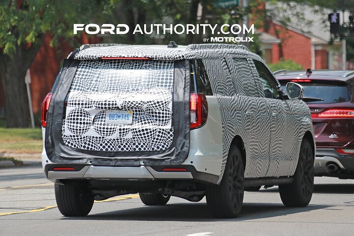 2025-ford-expedition-refresh-prototype-spy-shots-tail-lights-june-2023-exterior-001