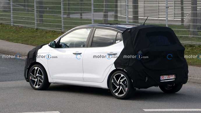 2024-hyundai-i10-rear-view-spy-photo (3)