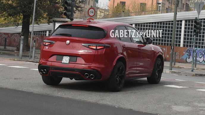 2023-alfa-romeo-stelvio-quadrifoglio-spy-photo (1)