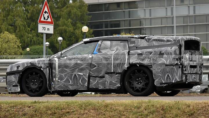 El primer eléctrico de Ferrari cazado durante la fase de pruebas estrenando camuflaje 10