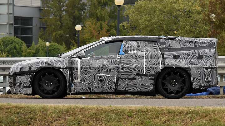 El primer eléctrico de Ferrari cazado durante la fase de pruebas estrenando camuflaje 7