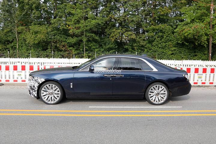 2026-rolls-royce-ghost-spied-with-new-face-luxury-sedan-looks-sad_5