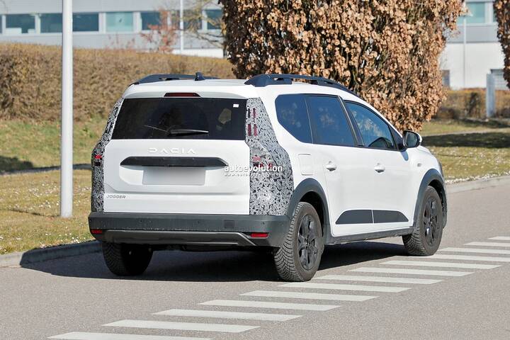 2026-dacia-jogger-facelift-spied-bigster-like-front-makeover_7