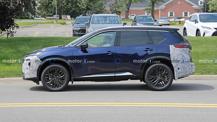2024-nissan-rogue-side-view-spy-photo (2)