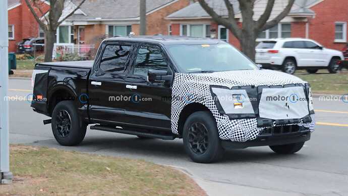 2024-ford-f-150-lariat-front-view-spy-photo (3)