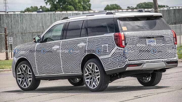 2025-ford-expedition-rear-view-spy-photo (3)