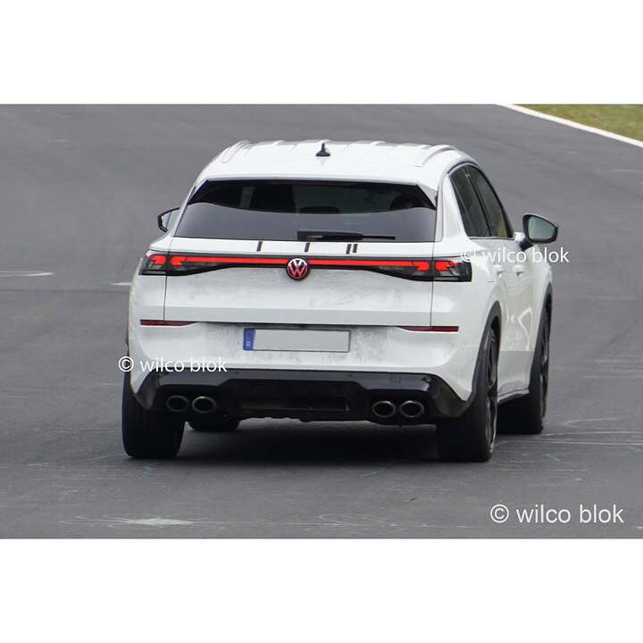 2027 Volkswagen T-Roc R spotted newcarscoops-9919c6a6-f276-4846-a921-f4d0b5de37d1