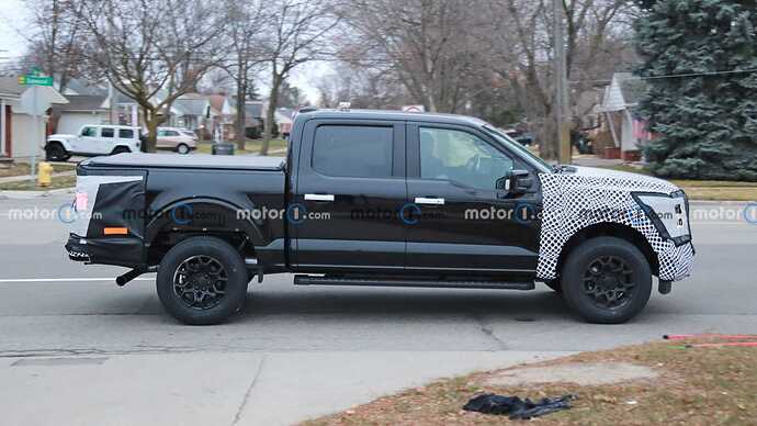 2024-ford-f-150-lariat-side-view-spy-photo (3)