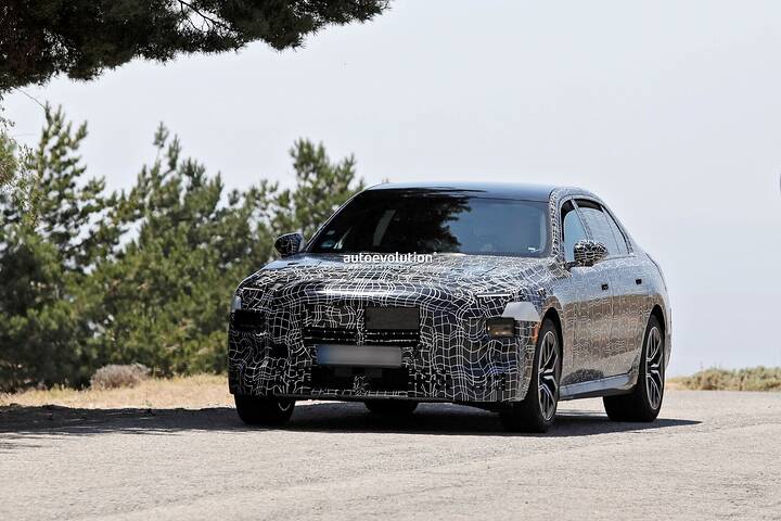 imgi_35_2027-bmw-7-series-facelift-captured-flaunting-production-lights_2