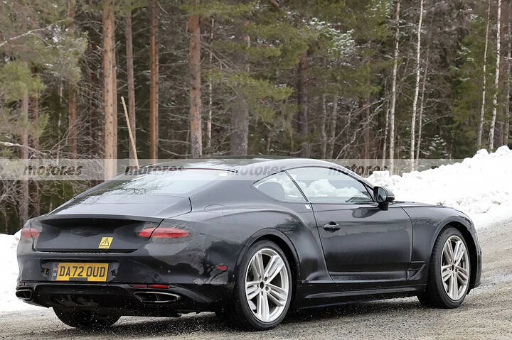 The Bentley Continental GT PHEV reveals its luxurious interior in new winter tests, nothing changes except for one detail8