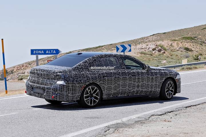 imgi_44_2027-bmw-7-series-facelift-captured-flaunting-production-lights_11