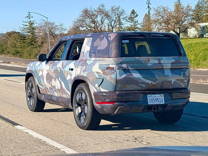 2027 Rivian R2_newcarscoops_92778_n