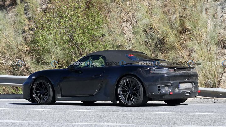 2025-porsche-boxster-ev-spied-with-final-headlights-and-taillights (8)
