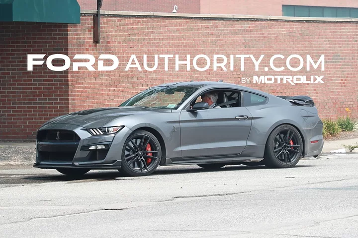 Ford-Mustang-Shelby-GT500-Prototype-Spy-Shots-Potential-S650-GT500-Mule-July-2023-Exterior-004