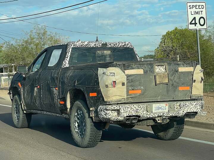 2027 GMC Sierra spotted on the road. #2027gmcsierra #trucks #pickup #spotted #testing #camouflag (1)