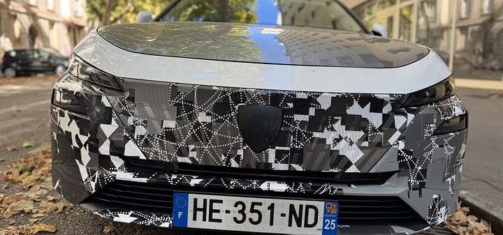Las bombillas están situadas en la parte superior de este Peugeot 308 rediseñado a partir del 3008 y el 5008.