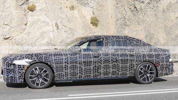 El nuevo BMW Serie 7 2026 se deja ver en nuevas fotos espía… y sí, los faros finos y polémicos siguen ahí 9
