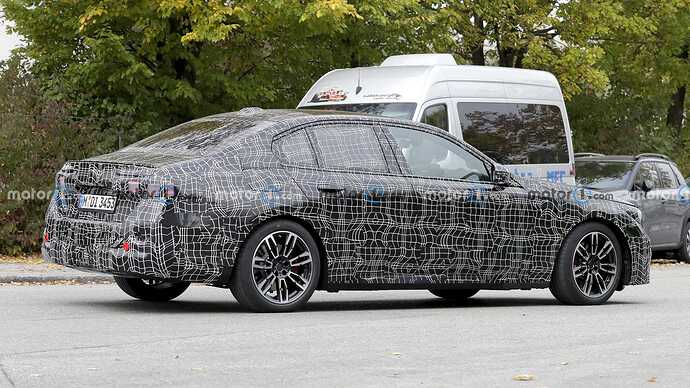 2023-bmw-5-series-sedan-spied-with-less-camo (8)