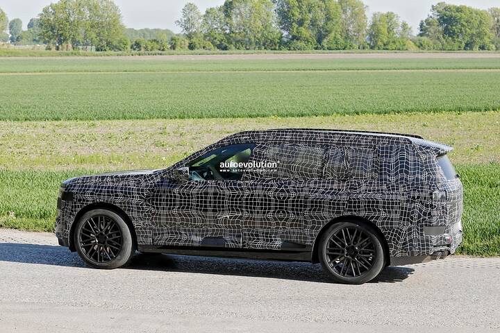 2028-bmw-x7-spied-flaunting-quad-tailpipes-could-it-be-packing-v8-muscle_10