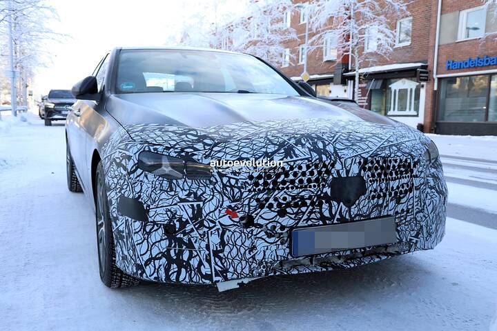 spy-photos-2027-mercedes-benz-c-class-facelift-reverses-all-touch-steering-wheel-trend_2