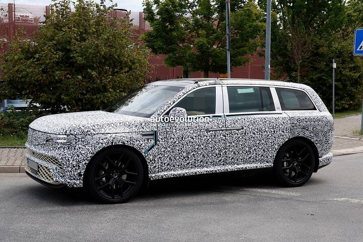 imgi_57_2027-genesis-gv90-spied-with-purportedly-optional-coach-doors-open_11